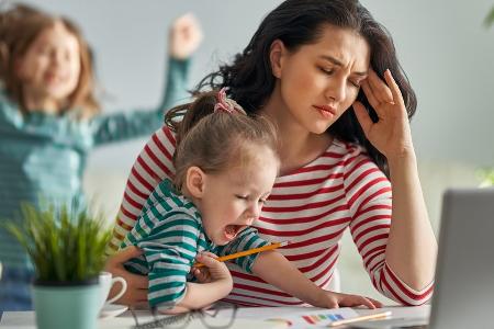 Ausgebrannt und überfordert: Warum so viele Mütter an Burnout leiden Ausgebrannt und überfordert: Warum so viele Mütter an Burnout leiden