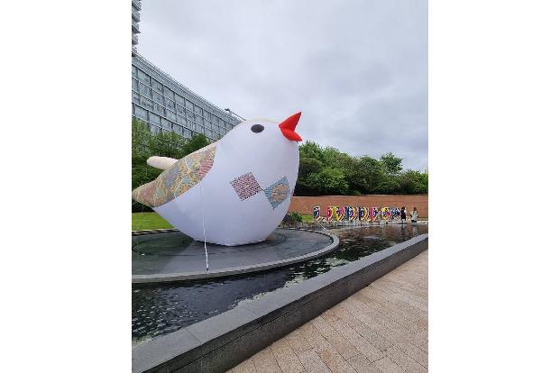 Über die Stadt verteilt waren zudem 12 riesige Nachtigallen, der Nationalvogel der Ukraine. Jeder Vogel trug das typische Muster einer anderen Region, auf Knopfdruck sangen die Skulpturen.