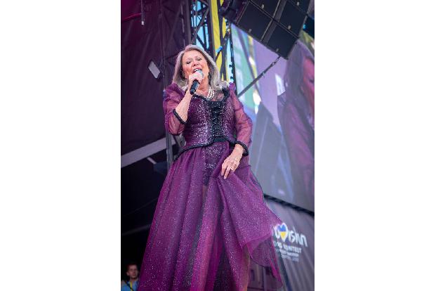 Herzstück der Veranstaltung war die Fanzone, wo jeden Tag und Abend ehemalige ESC-Teilnehmer*innen ihre Songs bei freiem Eintritt zum Besten gaben - wie hier Sandy Shaw.