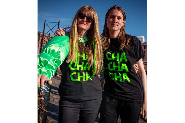 Hier bereiten sich Fans des finnischen Beitrags Käärijä auf den großen Abend vor - der Song 'Cha Cha Cha' wurde zweiter und war im Publikumsvoting die Nr. 1.