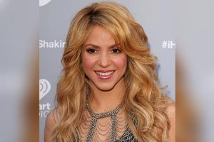 Shakira singt und performt mit ihren Söhnen