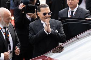 Kreischende Fans begrüßen Johnny Depp bei Filmfestspielen von Cannes