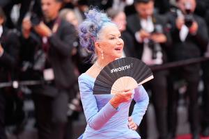Helen Mirren: Wow-Auftritt mit blauen Haaren in Cannes