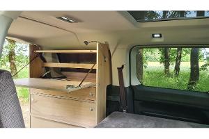 Caddy-Minicamper mit Echtholz-Ausbau