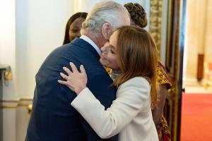 Geri Horner: Umarmung für den "modernen" König Charles III.