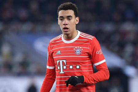 Jamal Musiala - Note: 3,0 - Riss das Spiel phasenweise an sich und deckte dann mit seinen Dribblings im Alleingang Lücken beim Gegner auf. Legte einmal uneigennützig für Müller quer (17.). Scheiterte später selbst einmal denkbar knapp (28.). Tauchte aber mehrfach für längere Zeit ab.