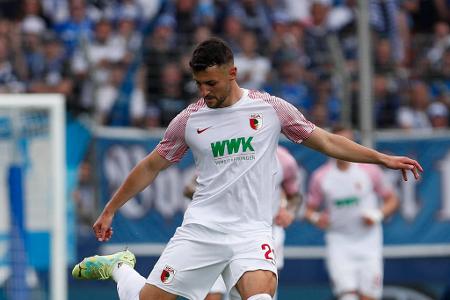 Maximilian Bauer (ab 41.) - Note: 4,0 - Stabilisierte die Augsburger Abwehr als Uduokhai-Ersatz merklich. Die Aufteilung in der Viererkette sah nach seiner Einwechslung geordneter und stabiler aus. Leistete sich dann jedoch vor dem BVB-Führungstreffer einen schlimmen Patzer, der Haller das 1:0 ermöglichte.