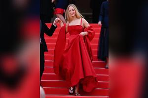 Jennifer Lawrence kommt mit Flip-Flops auf den roten Teppich in Cannes