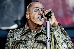 Schock bei Rammstein-Konzert: Sänger Till Lindemann stürzt von Bühne