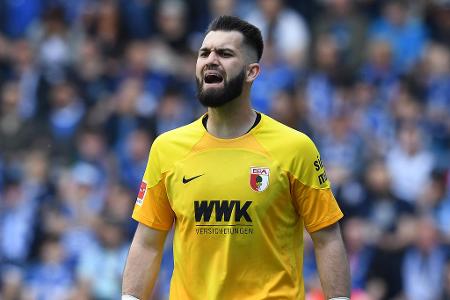 FC Augsburg - TOR: Tomas Koubek - Note: 2,0 - Rettete gegen Haller sensationell (21.) Hatte Glück, dass Brandt sein überhastetes Herauslaufen nicht bestrafte (33.). Immer anspielbar und in den meisten Fällen mit einer guten Entscheidungsfindung. Auf der Linie sicher und ein guter Rückhalt. Bei allen Gegentreffern machtlos.