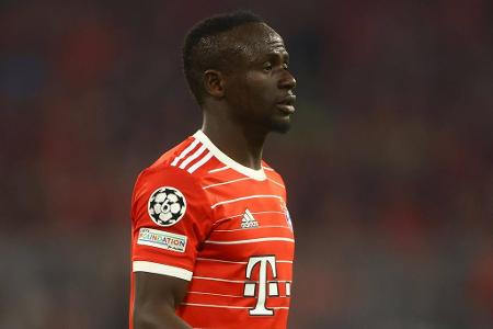 Sadio Mané - Note: 5,5 - Ein millionenschweres Missverständnis. Der Neuzugang des FC Liverpool legte zwar vielversprechend los, verletzte sich im November dann jedoch schwer und war danach nur noch ein Schatten seiner selbst. Trauriger Tiefpunkt war sein tätlicher Angriff auf Teamkollege Sané.