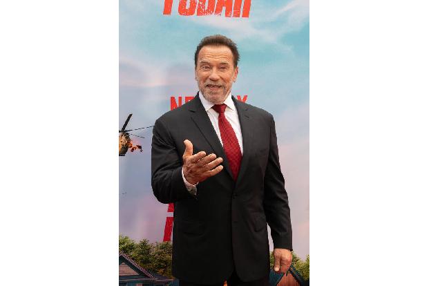 Für Terminator Arnold Schwarzenegger ist es ja fast schon Ehrensache, sich ein bisschen Hightech einpflanzen zu lassen. 2002 gab's mit 55 Jahren erst eine neue Hüfte, kurz darauf trat der Star topfit zum 'Terminator 3'-Dreh an.