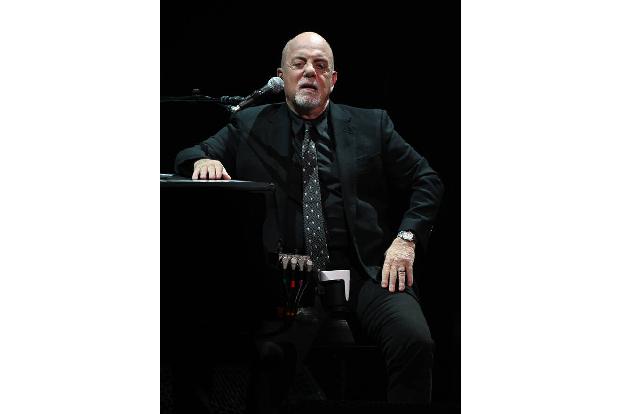 Billy Joel schiebt seine Hüftprobleme auf seine actionreiche Bühnenshow. Der Star brauchte 2010 eine Rundumerneuerung beider Hüftgelenke und scherzte im Gespräch mit Howard Stern: “Ich hatte ein Doubl ...