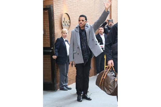 Lionel Richie ist ein wandelndes Ersatzteillager - er hatte wohl zu viel an der Decke getanzt. Die Knie schmerzten, die Hüften auch, aber nach der beidseitigen Hüft-OP hatte er wohl doch das Bedürfnis ...