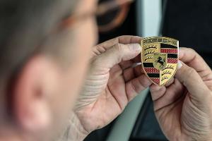 Porsche poliert sein Wappen auf