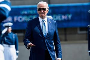 Nach Sturz auf der Bühne: So geht es US-Präsident Joe Biden