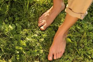 Barefoot-Boy-Summer: Warum wir häufiger barfuß laufen sollten
