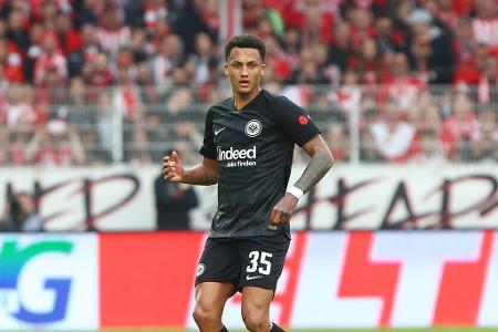 Tuta - Note: 4,0 - Ließ zu Beginn direkt einen richtig gefährlichen Angriff durch seine Zone zu. Bekam die halbrechte Seite zwischenzeitlich besser in den Griff, stand beim 0:1 aber deutlich zu weit weg. Hätte nach Standard vorne einmal fast getroffen (8.).