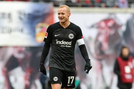 MITTELFELD: Sebastian Rode (bis 69.) - Note: 2,5 - Verlor in den ersten brenzligen Momenten mehrfach den Zugriff im Zentrum, biss sich dann aber in die Partie. Wurde beim Zweikampftiming immer besser. An Rode biss sich der Gegner oft die Zähne aus. Ohne ihn ging sofort die Stabilität verloren.