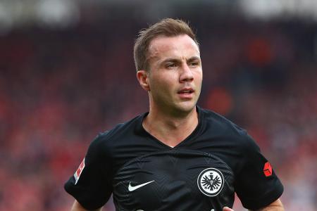 Mario Götze - Note: 3,5 - Konnte das Offensivspiel der Eintracht lange nur wenig beeinflussen. Leistete sich zeitweise recht
viele unglückliche Szenen. Drehte nach der Pause aber zwischenzeitlich auf. Hatte dann deutlich mehr Aktionen am Strafraum und hätte fast selbst für die Führung gesorgt (64.).