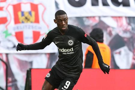 ANGRIFF: Randal Kolo Muani - Note: 3,0 - Probierte immer wieder, seine Gegenspieler mit schnellen Antritten zu überlisten. Bewies gleichzeitig ein Auge für die Mitspieler. War mit seinen zwei Warnschüsse gefährlichster Frankfurter (16., 87.). Traf vor dem Tor aber auch falsche Entscheidungen.