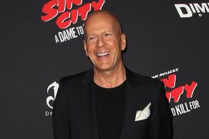 Spaß in der Achterbahn: Bruce Willis strahlt bei Familienausflug