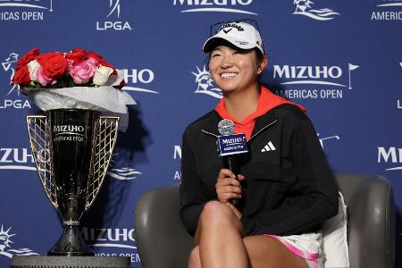 Sieg bei Profidebüt: US-Golferin Zhang schreibt Geschichte Sieg bei Profidebüt: US-Golferin Zhang schreibt Geschichte