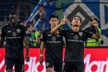 HSV vs. VfB Stuttgart: Noten und Einzelkritik - Jubel beim VfB Stuttgart, Trauer beim HSV: Mit einem 3:1 (0:1)-Sieg in Hamburg entschied der Erstligist aus dem Schwabenland auch das Rückspiel der Bundesliga-Relegation für sich. Damit bleibt der VfB in Liga eins - und der HSV weiter in Liga zwei. Bei den Stuttgartern machte vor allem ein Stürmer den Unterschied. Die Noten und Einzelkritik zum Spiel: HSV vs. VfB Stuttgart: Noten und Einzelkritik - Jubel beim VfB Stuttgart, Trauer beim HSV: Mit einem 3:1 (0:1)-Sieg in Hamburg entschied der Erstligist aus dem Schwabenland auch das Rückspiel der Bundesliga-Relegation für sich. Damit bleibt der VfB in Liga eins - und der HSV weiter in Liga zwei. Bei den Stuttgartern machte vor allem ein Stürmer den Unterschied. Die Noten und Einzelkritik zum Spiel: