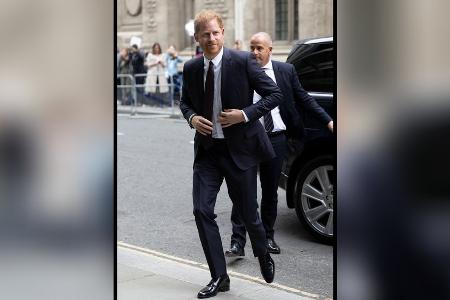Prinz Harry erscheint vor Gericht zum Kreuzverhör Prinz Harry erscheint vor Gericht zum Kreuzverhör