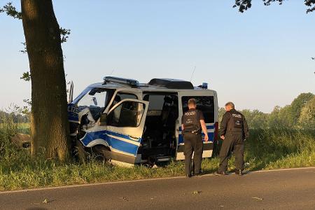 Seltener Anblick: In Dorsten ist ein Polizeiwagen gegen einen Baum gefahren - drei Polizisten wurden verletzt, ein Beamter schwer.