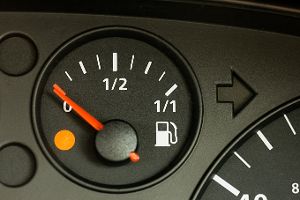 Wie weit fährt das Auto noch, wenn die Tankanzeige blinkt?