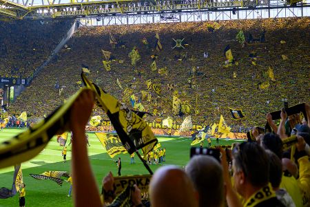 Das Zuschauer-Ranking in Europa - Zahlreiche Zuschauer strömen immer wieder in die Stadien Europas, um ihre Klubs zu unterstützen. Doch welcher Verein hatte in der abgelaufenen Saison die meisten Fans? Der BVB und der FC Bayern verpassten die Spitze des Rankings knapp. Für eine Überraschung sorgten der FC Schalke 04, Hertha BSC und der HSV. Das Zuschauer-Ranking in Europa - Zahlreiche Zuschauer strömen immer wieder in die Stadien Europas, um ihre Klubs zu unterstützen. Doch welcher Verein hatte in der abgelaufenen Saison die meisten Fans? Der BVB und der FC Bayern verpassten die Spitze des Rankings knapp. Für eine Überraschung sorgten der FC Schalke 04, Hertha BSC und der HSV.