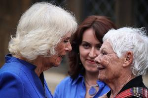 Literaturfestival: Königin Camilla begrüßt Judi Dench