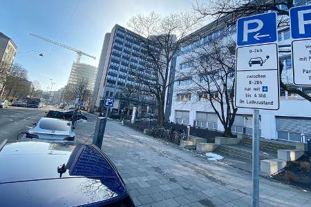 01/2022, Verkehrsschilder Parken an öffentlichen Elektro-Ladesäulen