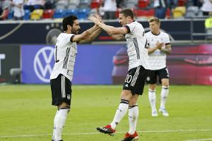 Gündogan und Gosens bei DFB-Team eingetroffen