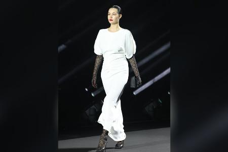 Christy Turlingtons Tochter Grace Burns feiert Runway-Debüt in Florenz Christy Turlingtons Tochter Grace Burns feiert Runway-Debüt in Florenz
