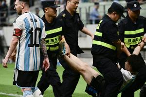 Messi-Umarmung: Chinesischer Flitzer bekommt Stadionverbot