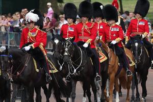König Charles: Er nimmt auf dem Pferd an "Trooping the Colour" teil