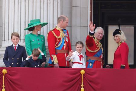 Balkon-Auftritt der Royals: Frecher Abschiedsgruß von Prinz Louis Balkon-Auftritt der Royals: Frecher Abschiedsgruß von Prinz Louis
