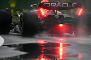 Verstappen fährt Bestzeit im strömenden Regen