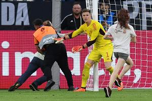 "Sheriff" ter Stegen greift ein: Flitzer bei DFB-Spiel