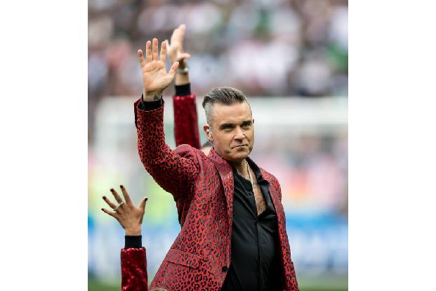 …Robbie Williams kämpfte hinter seiner strahlenden Fassade jahrelang mit Depressionen, die ihn zudem zu Alkohol- und Drogenexzessen führten. Er sei dem Ende schon sehr nah gewesen, gestand er, aber se ...