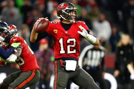 Die meisten Passing Yards in einer NFL-Saison - Tom Brady hält einige Rekord in der NFL. Aber die Bestmarke für die meisterzielten Passing Yards in einer Saison gehört ihm nicht. Eine andere Quarterback-Ikone kann diesen Wert sein Eigen nennen. Dabei beträgt der Vorsprung gerade einmal einen Yard. Hier kommt die Top 10: