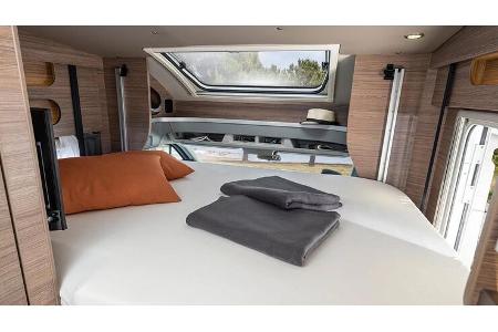 Hubbett, Doppelbett, T-Haube, Teilintegriert, Fenster, Kissen, Decke