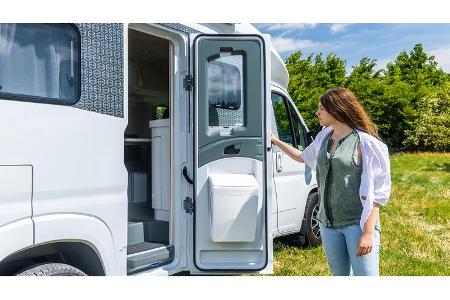 Eingangstür, Mülleimer, Frau, Einstieg, Wohnmobil