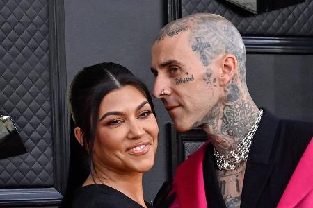 Kourtney Kardashian und Travis Barker enthüllen das Babygeschlecht Kourtney Kardashian und Travis Barker enthüllen das Babygeschlecht
