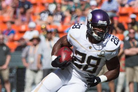 Die meisten Rushing Yards in einer NFL-Saison - In der langen NFL-Historie konnte lediglich acht Mal die magische 2.000 Yards-Marke geknackt werden. Während ein Running Back davon noch immer aktiv ist, thront über allen eine absolute Legende. Aber wer hat bisher die meisten Rushing Yards in einer NFL-Saison erlaufen? Hier kommt die Top 10: