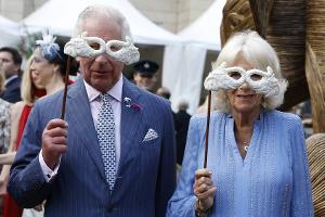Darum tragen König Charles und Königin Camilla Tiermasken