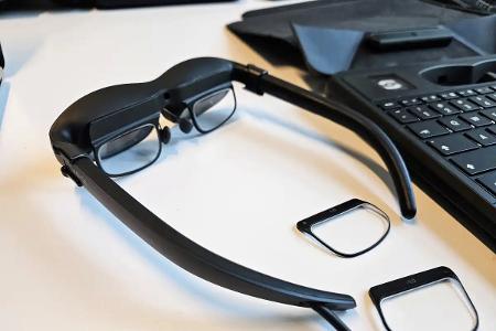 Die Korrekturlinsen des kabelgebundene Headset rasten magnetisch ein.