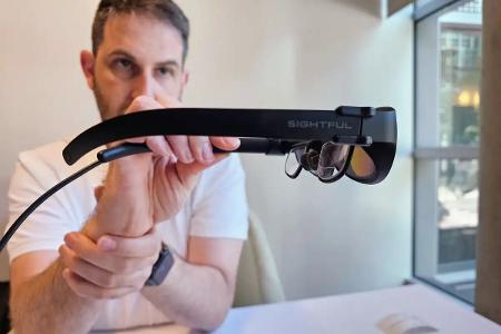 Tamir Berliner, CEO von Sightful, mit dem Sightful Spacetop-Headset.